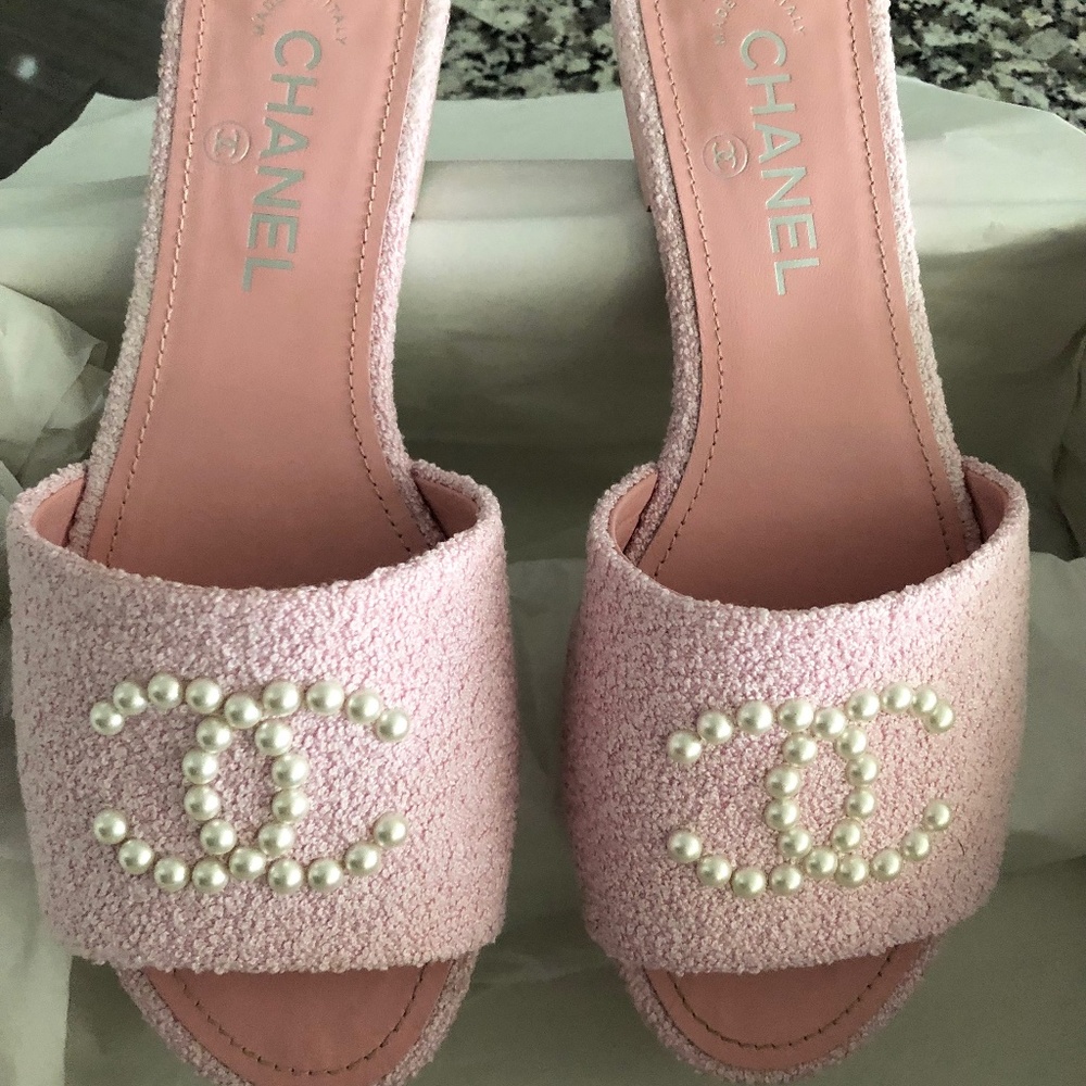 Chanel Pink Pearl CC Logo Slide Sandals, size 37.5